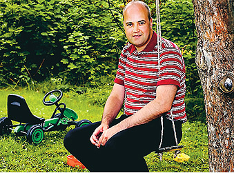 Fredrik Reinfeldt blir större men syns allt mindre.